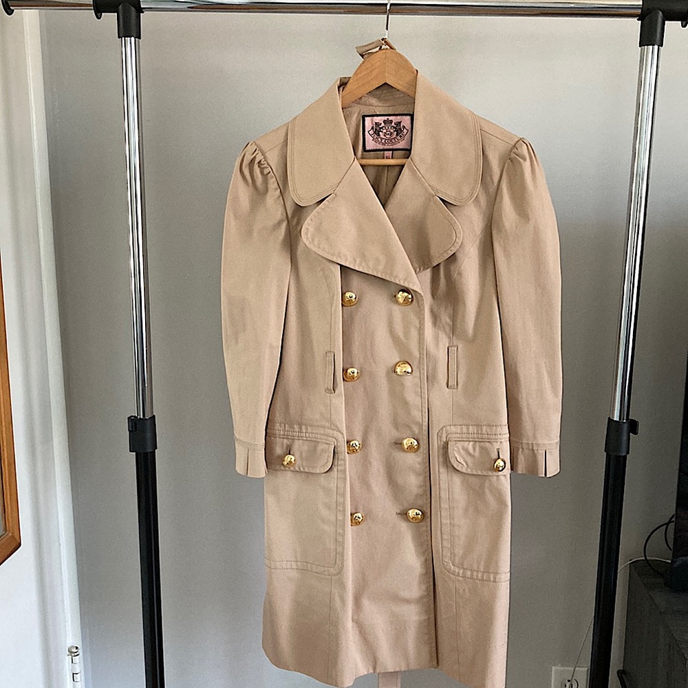 XL Beige with gold tone buttons. 2 front pockets.